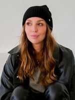 Load image into Gallery viewer, Chunky Ribbed Cashmere Hat
